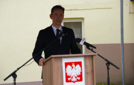 Mężczyzna - wiceminister Marcin Ociepa przemawia z mównicy
