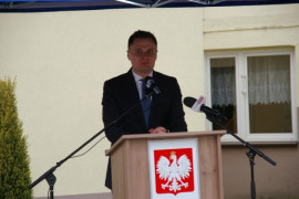 Mężczyzna - wiceminister Krzysztof Ciecióra przemawia z mównicy