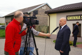 Mężczyzna udziela wywiadu dla telewizji 