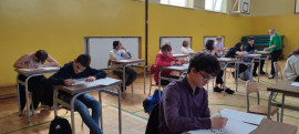 Uczniowie podczas rozwiązywania zadań konkursowych z matematyki