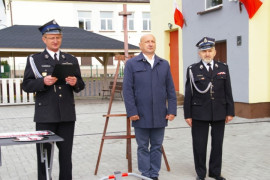 Trzech mężczyzn. Dwóch w mundurach, jeden w cywilnym ubraniu