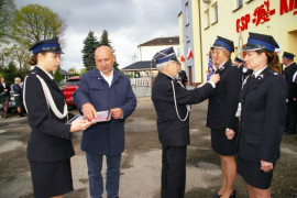 Kobiety i mężczyźni w trakcie wręczania odznaczeń 