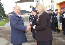 Trzy kobiety i mężczyzna. Mężczyzna składa gratulacje kobietom