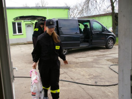 Inicjatorka zbiórki karmy w trakcie jej wnoszenia do schroniska