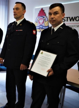Nagrodzony druh Przemysław Kaczmarczyk prezentuje dyplom wręczony przez komendanta PPSP w Radomsku