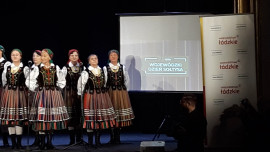 Występ zespołu ludowego Piliczanie na scenie MOK w Piotrkowie