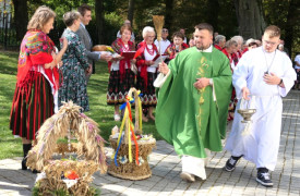 Ksiądz święci wieńce dożynkowe 