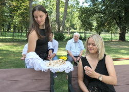 Moment częstowania chlebem 