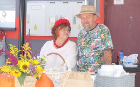 Uśmiechnięta kobieta i uśmiechnięty mężczyzna 