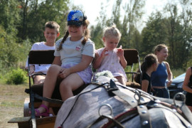 Trójka uśmiechniętych dzieci podczas zabawy