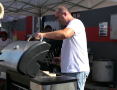 Mężczyzna przy grillu 
