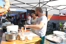 Mężczyzna podczas robienia ciasta na pizzę 