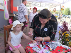 Kobieta wykonuje tatuaż dziewczynce 