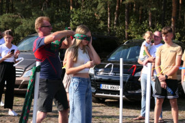 Uczestnicy konkursu. Jedna z uczestniczek ma zawiązywane oczy