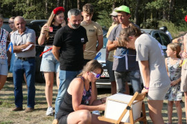Uczestnicy konkursu. Młoda kobieta rozwiązuje zadanie konkursowe 