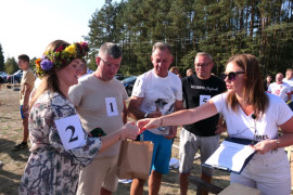 Moment wręczania nagród zwycięzcom konkursu 
