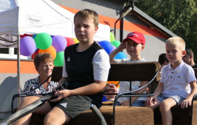 Chłopiec siedzi w bryczce 