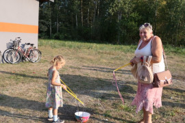 Dziewczynka i dorosła kobieta podczas robienia baniek mydlanych 