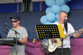 Dwaj mężczyźni podczas gry na instrumentach muzycznych