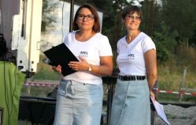 Dwie kobiety stoją obok siebie