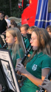 Grupa młodych osób podczas gry na instrumentach dętych 