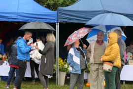 Grupa osób uczestnicząca w festynie w miejscowości Grzebień 