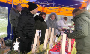 Stroiki świąteczne i  grupa osób 