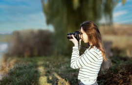 Kobieta podczas robienia zdjęć aparatem fotograficznym