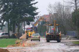 Jezdnia, koparka, czyli trwa budowa kanalizacji sanitarnej w miejscowości Dziepółć 