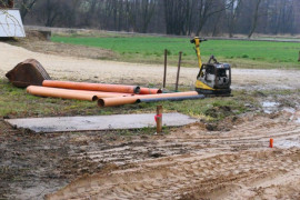 Rozkopana droga, rury - trwa budowa kanalizacji sanitarnej w miejscowości Dziepółć 