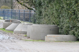 Kręgi betonowe, które zostaną wykorzystane przy budowie kanalizacji sanitarnej 