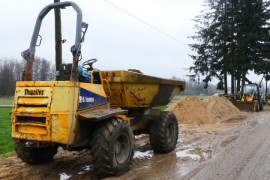 Maszyna budowlana stojąca na poboczu drogi