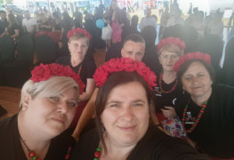 Grupa kobiet w kolorowych wiankach na głowie 