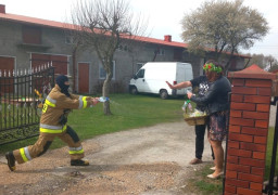 Lany Poniedziałek: strażacy polewają wodą mieszkańców, a kobiety częstują babeczkami 