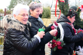 Grupa osób przy świątecznym stoisku 