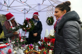 Trzy kobiety przy stoisku ze świątecznymi ozdobami