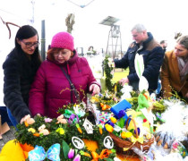 Stoisko wielkanocne i osoby oglądające ozdoby