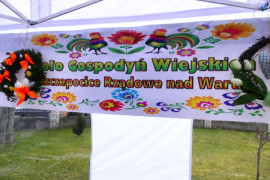 Baner z napisem Koło Gospodyń Wiejskich "Szczepocice Rządowe nad Wartą"