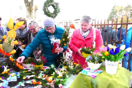 Grupa osób podczas oglądania stroików wielkanocnych 