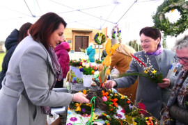 Osoby podczas oglądania ozdób wielkanocnych 