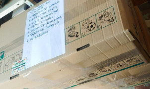 Dary dla powodzian zapakowane w tekturowe pudełka 