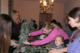Grupa osób podczas wykonywania świątecznych stroików 