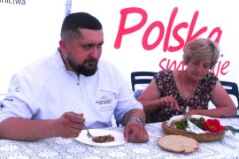 Kobieta i mężczyzna - jury konkursowe podczas degustacji potrawy 