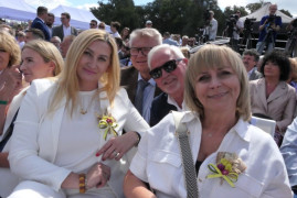 Dwie uśmiechnięte kobiety i mężczyzna w okularach słonecznych. Dożynkowi goście 