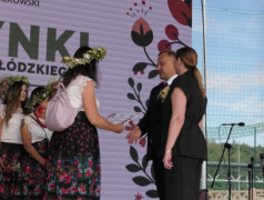 Osoby na scenie. Trwa składanie gratulacji 