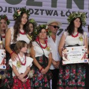 Grupa osób na scenie
