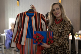 Karolina Cieciura z KGW „Makowe Panienki” z Kietlina prezentuje konkursowy strój