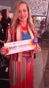 Karolina Cieciura z KGW „Makowe Panienki” z Kietlina trzyma w ręku bilet zapewniający udział w konkursie 