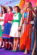 Kobiety w kolorowym regionalnych strojach 