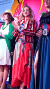 Trzy kobiet w kolorowych, regionalnych strojach 